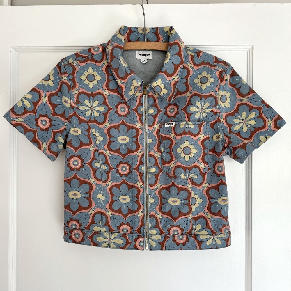 NWOT exclusive Wrangler zip-up shirt / denim with floral print / small